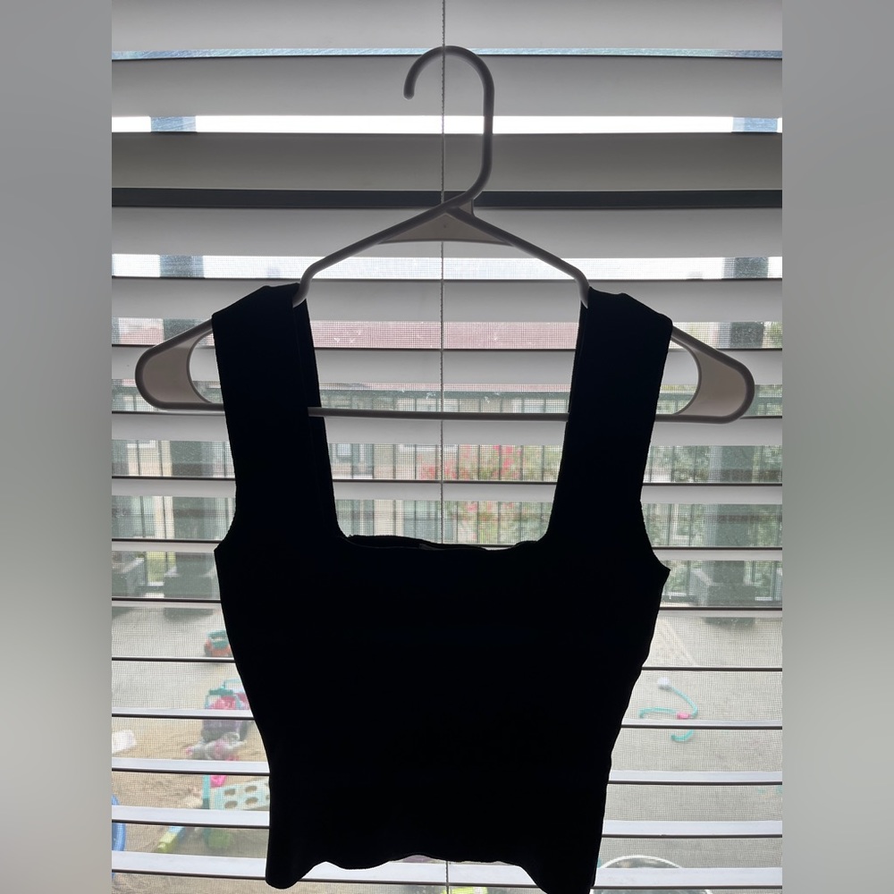 Black square neck cropped tank top